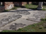 04904 ostia - regio i - insula xvii - terme del mitra (i,xvii,2) - mosaik raum f.jpg